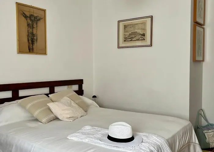 Vicinissima Della Pelosa *
